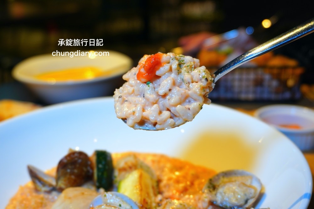 中山站美食【默爾pasta pizza】誠品南西餐廳3樓，餐點皆採現點現做，主打「又薄又脆」手工窯烤義式披薩，台北好吃義大利麵燉飯料理推薦。