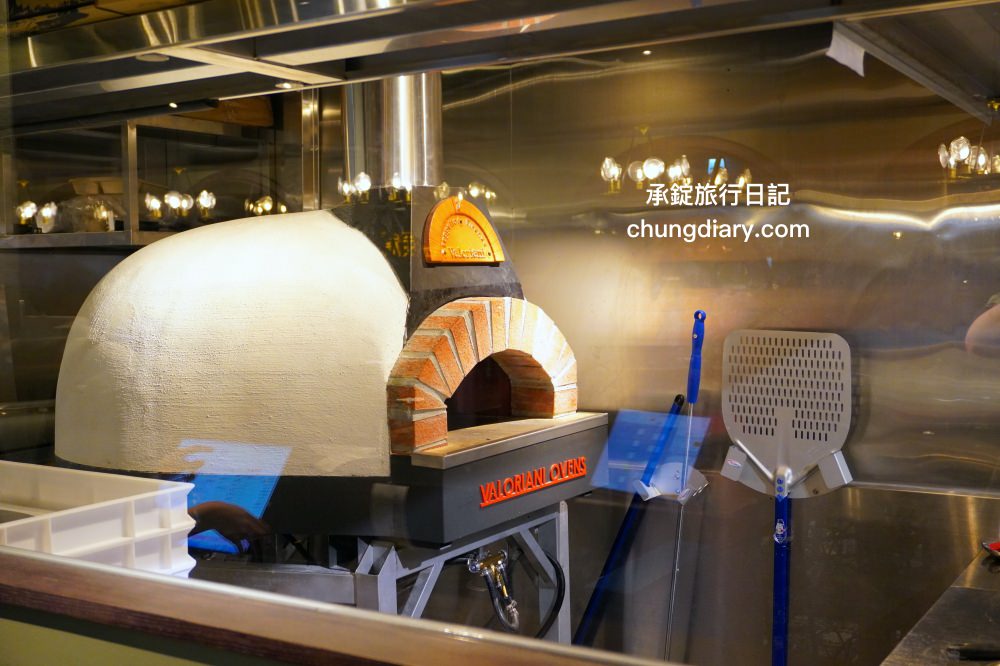 中山站美食【默爾pasta pizza】誠品南西餐廳3樓，餐點皆採現點現做，主打「又薄又脆」手工窯烤義式披薩，台北好吃義大利麵燉飯料理推薦。