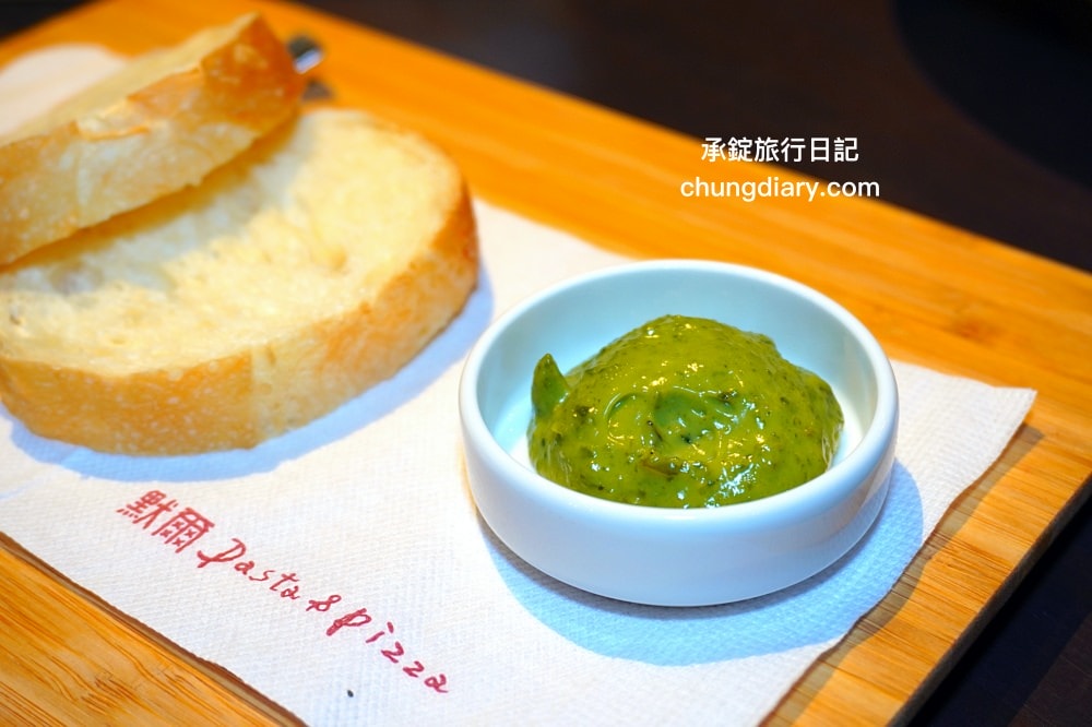 中山站美食【默爾pasta pizza】誠品南西餐廳3樓，餐點皆採現點現做，主打「又薄又脆」手工窯烤義式披薩，台北好吃義大利麵燉飯料理推薦。