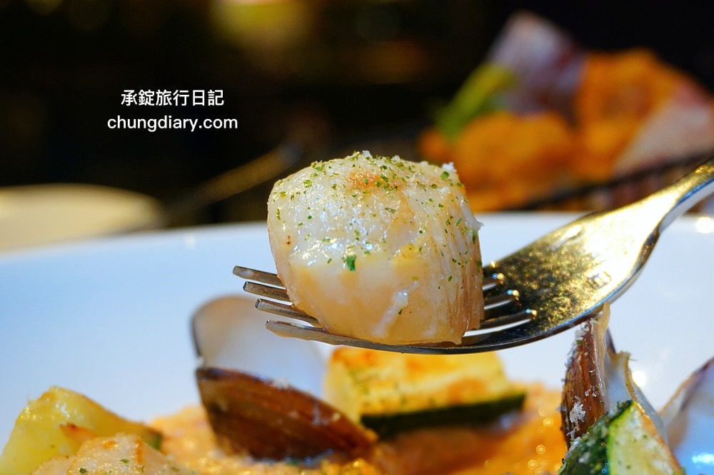 中山站美食【默爾pasta pizza】誠品南西餐廳3樓，餐點皆採現點現做，主打「又薄又脆」手工窯烤義式披薩，台北好吃義大利麵燉飯料理推薦。