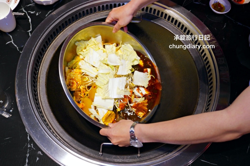 小媳婦鐵鍋燉台中旗艦店|最道地特色東北菜!必點手工玉米餅|漁人町日本星光市集、台中市魚市場-哈漁碼頭旁。 - 第19張圖 小媳婦鐵鍋燉台中旗艦店|最道地特色東北菜!必點手工玉米餅|漁人町日本星光市集、台中市魚市場-哈漁碼頭旁。