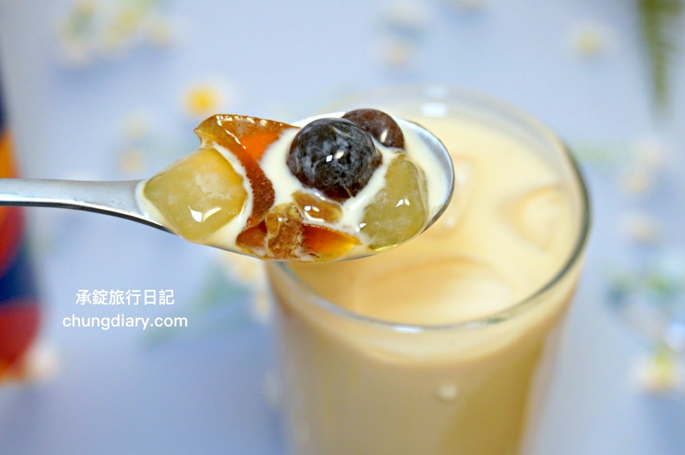 十二韻太平中山店｜限定門市！雞蛋仔現點現做｜玫瑰美妍冰茶、埔里甘蔗青茶、蜂蜜檸檬粉粿、粉珍粿奶茶。