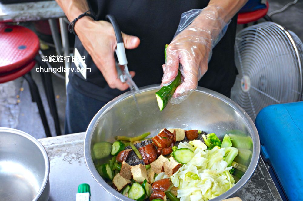 木子李鹽水雞｜台中太平美食｜乾淨衛生小吃餐車，好吃不貴，獨家胡椒粉配方，清爽不油膩！鄰近～東區精武車站。