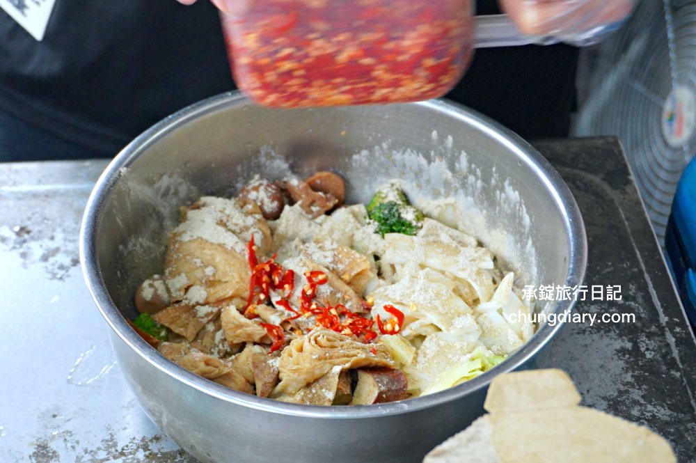 木子李鹽水雞｜台中太平美食｜乾淨衛生小吃餐車，好吃不貴，獨家胡椒粉配方，清爽不油膩！鄰近～東區精武車站。