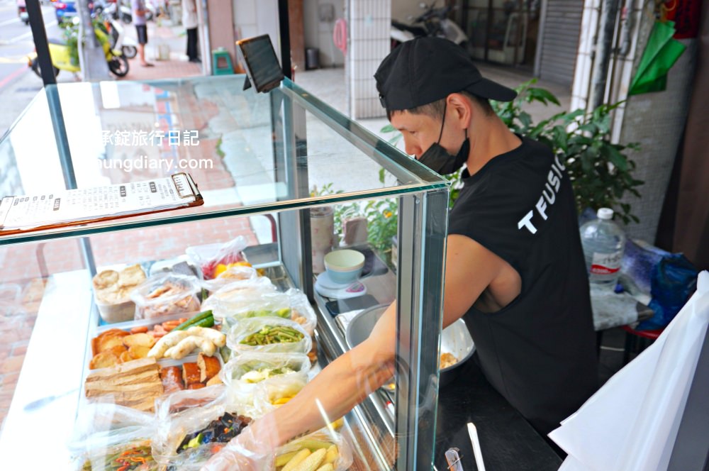 木子李鹽水雞｜台中太平美食｜乾淨衛生小吃餐車，好吃不貴，獨家胡椒粉配方，清爽不油膩！鄰近～東區精武車站。