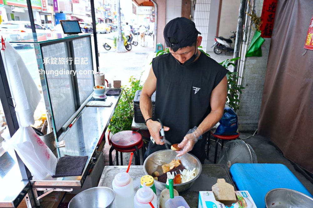 木子李鹽水雞｜台中太平美食｜乾淨衛生小吃餐車，好吃不貴，獨家胡椒粉配方，清爽不油膩！鄰近～東區精武車站。