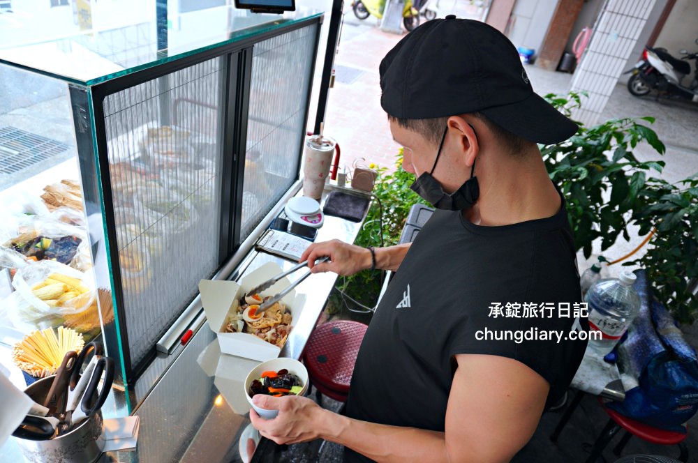 木子李鹽水雞｜台中太平美食｜乾淨衛生小吃餐車，好吃不貴，獨家胡椒粉配方，清爽不油膩！鄰近～東區精武車站。