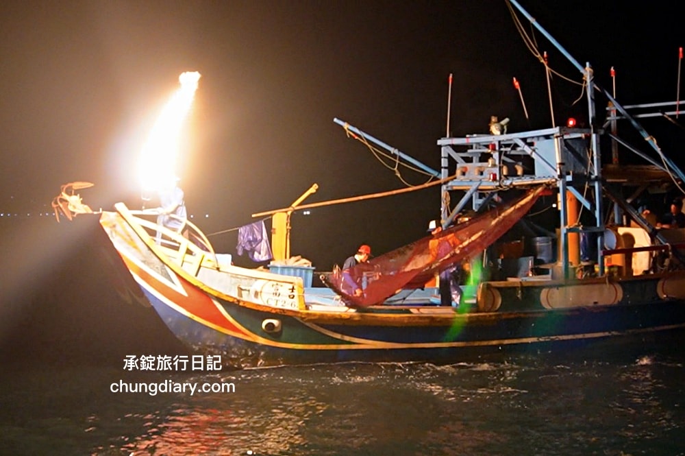 2024金山磺火季！磺港蹦火仔，全球唯一噴火捕魚法，有如海上螢火蟲奇景。