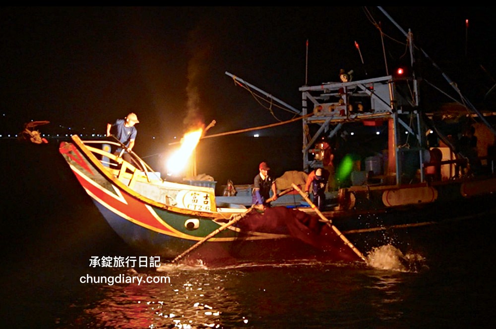 2024金山磺火季！磺港蹦火仔，全球唯一噴火捕魚法，有如海上螢火蟲奇景。