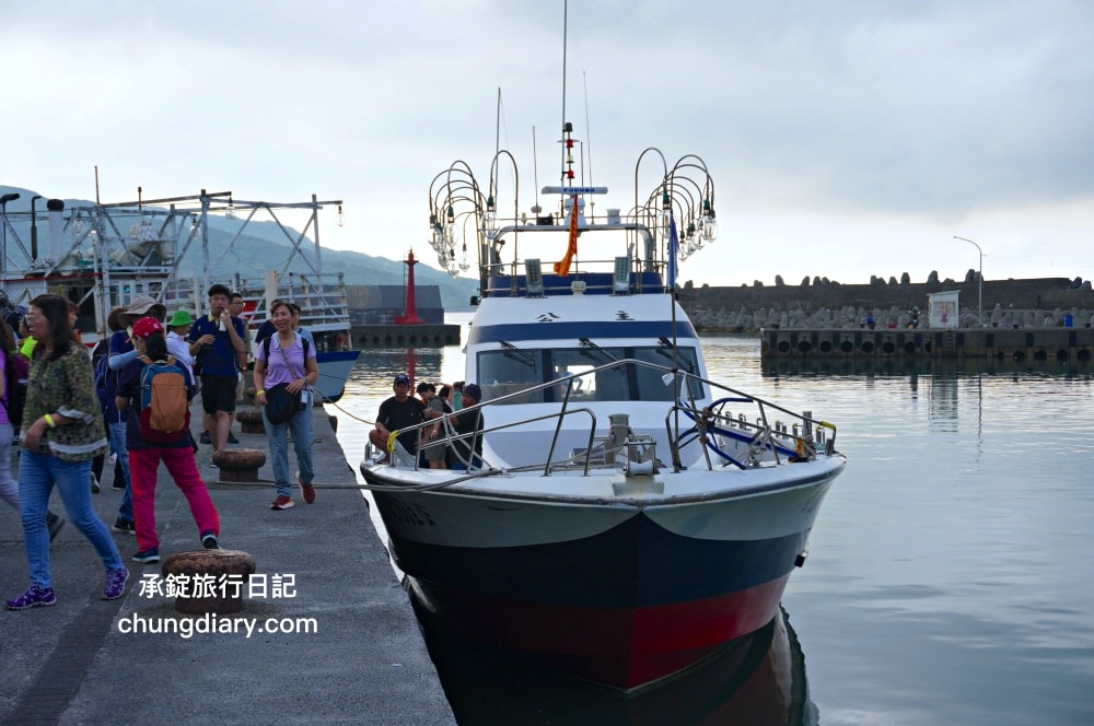 2024金山磺火季！磺港蹦火仔，全球唯一噴火捕魚法，有如海上螢火蟲奇景。