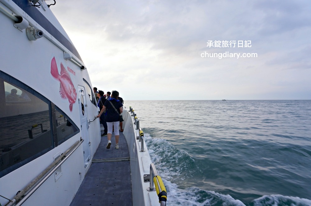 2024金山磺火季！磺港蹦火仔，全球唯一噴火捕魚法，有如海上螢火蟲奇景。