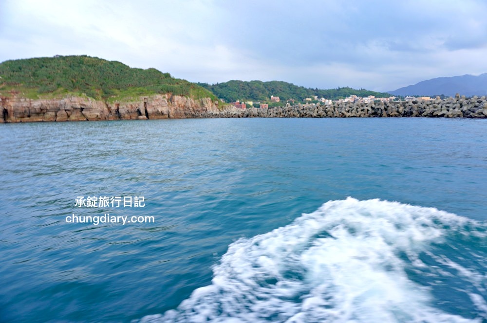 2024金山磺火季！磺港蹦火仔，全球唯一噴火捕魚法，有如海上螢火蟲奇景。