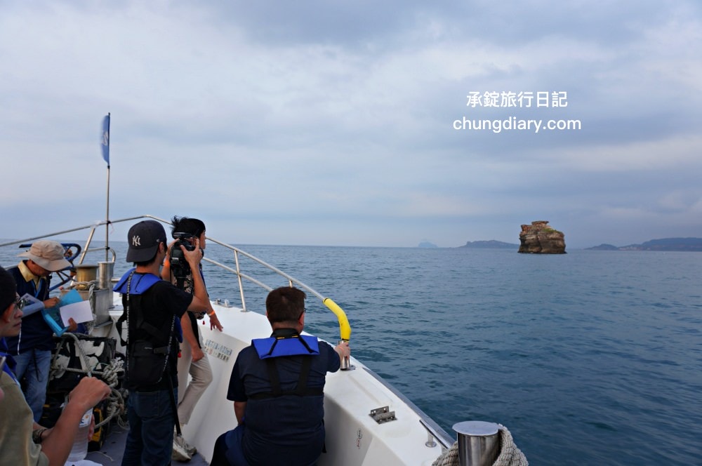 2024金山磺火季！磺港蹦火仔，全球唯一噴火捕魚法，有如海上螢火蟲奇景。