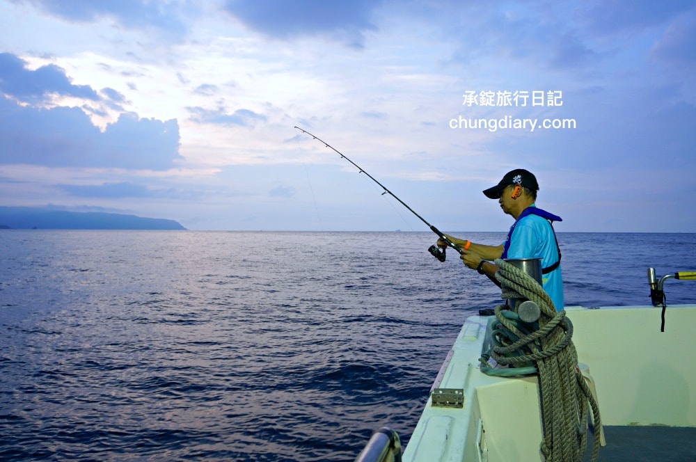 2024金山磺火季！磺港蹦火仔，全球唯一噴火捕魚法，有如海上螢火蟲奇景。