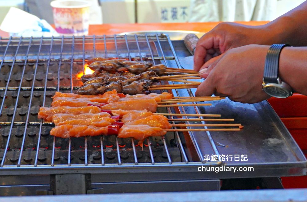 2024金山磺火季！磺港蹦火仔，全球唯一噴火捕魚法，有如海上螢火蟲奇景。