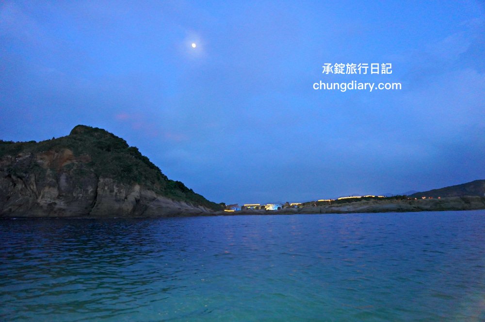 2024金山磺火季！磺港蹦火仔，全球唯一噴火捕魚法，有如海上螢火蟲奇景。