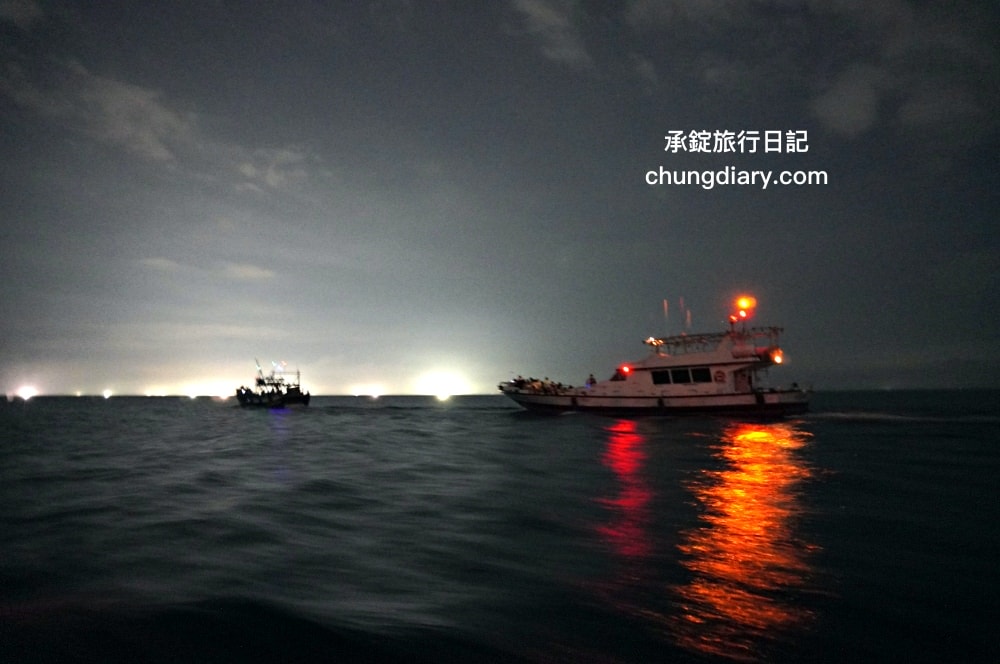 2024金山磺火季！磺港蹦火仔，全球唯一噴火捕魚法，有如海上螢火蟲奇景。