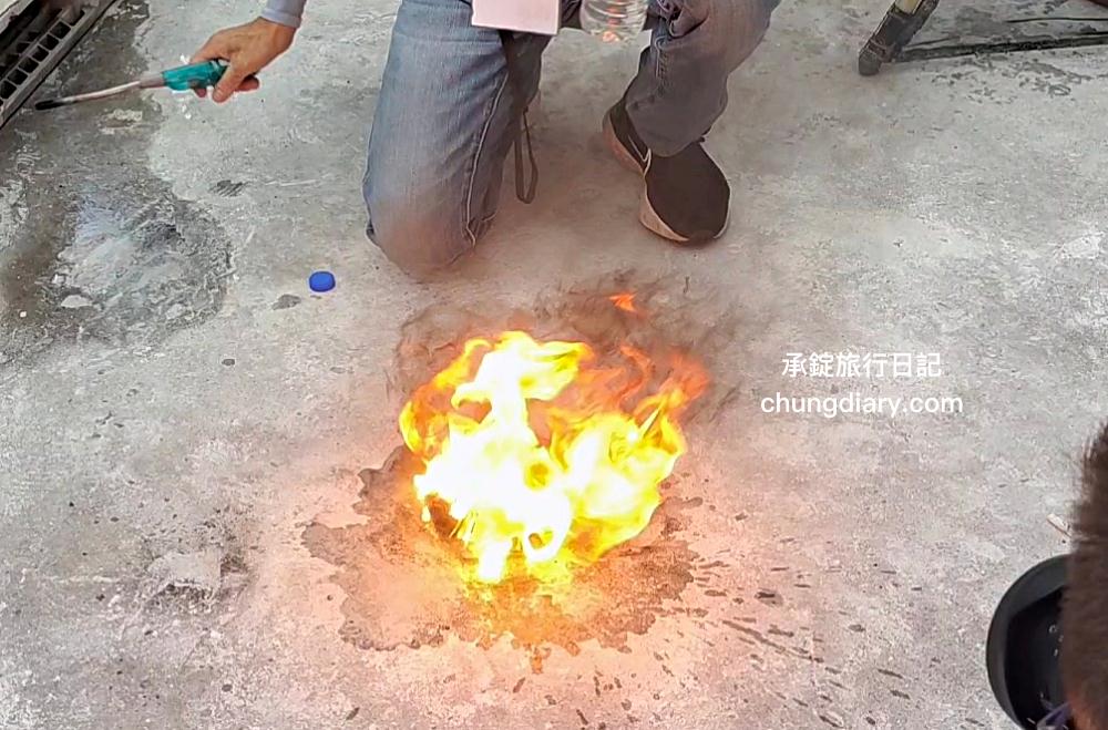 2024金山磺火季！磺港蹦火仔，全球唯一噴火捕魚法，有如海上螢火蟲奇景。