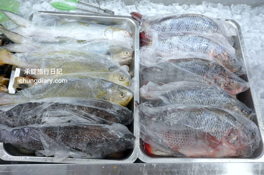 就是愛海鮮｜彰化花壇海鮮肉品市集｜全面升級冷氣開放！活體泰國蝦、鮭魚生魚片、中秋烤肉串燒宅配組合。