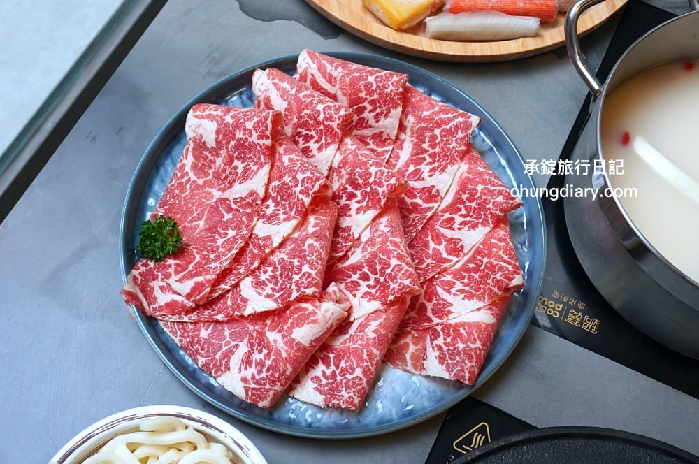 阿米石頭火鍋｜台中北屯松竹路｜最低318元起蔬菜火鍋料吃到飽！下午不休息～營業至凌晨2點！泰國明果冰淇淋、冰棒免費自助。