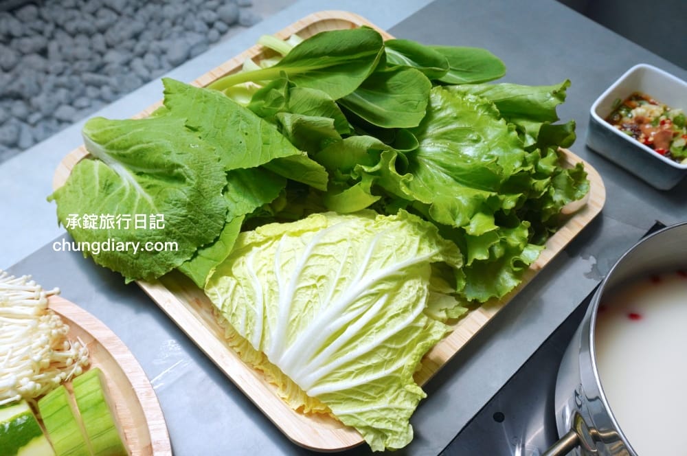 阿米石頭火鍋｜台中北屯松竹路｜最低318元起蔬菜火鍋料吃到飽！下午不休息～營業至凌晨2點！泰國明果冰淇淋、冰棒免費自助。