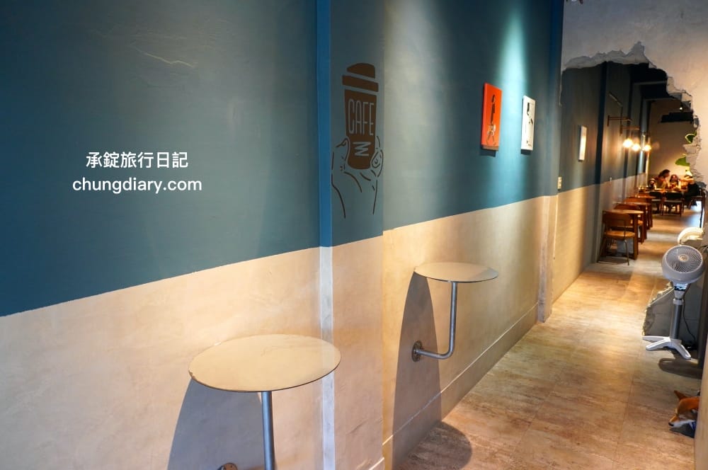 OZM 啢男咖啡甜點｜台中西區咖啡廳｜寵物友善有店狗柴犬！招牌必點肉桂捲、司康、戚風蛋糕。