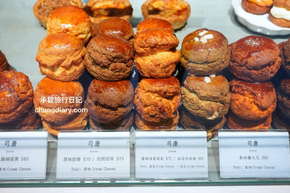 OZM 啢男咖啡甜點｜台中西區咖啡廳｜寵物友善有店狗柴犬！招牌必點肉桂捲、司康、戚風蛋糕。