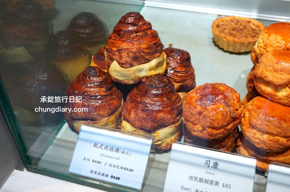 OZM 啢男咖啡甜點｜台中西區咖啡廳｜寵物友善有店狗柴犬！招牌必點肉桂捲、司康、戚風蛋糕。