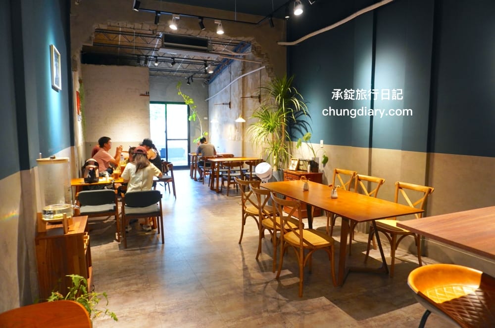 OZM 啢男咖啡甜點｜台中西區咖啡廳｜寵物友善有店狗柴犬！招牌必點肉桂捲、司康、戚風蛋糕。