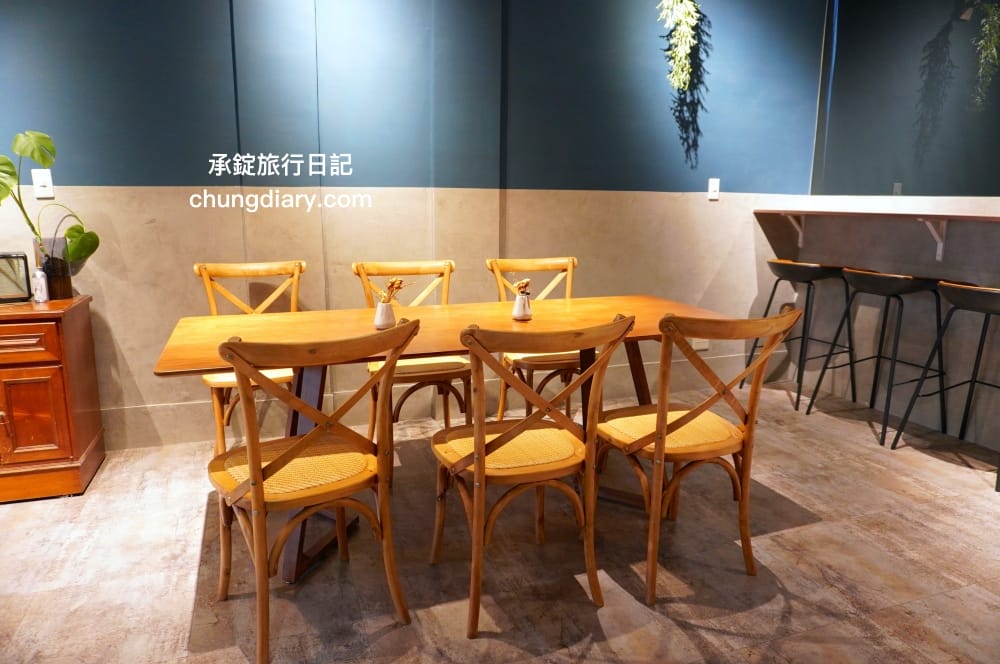 OZM 啢男咖啡甜點｜台中西區咖啡廳｜寵物友善有店狗柴犬！招牌必點肉桂捲、司康、戚風蛋糕。