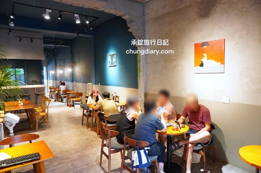 OZM 啢男咖啡甜點｜台中西區咖啡廳｜寵物友善有店狗柴犬！招牌必點肉桂捲、司康、戚風蛋糕。