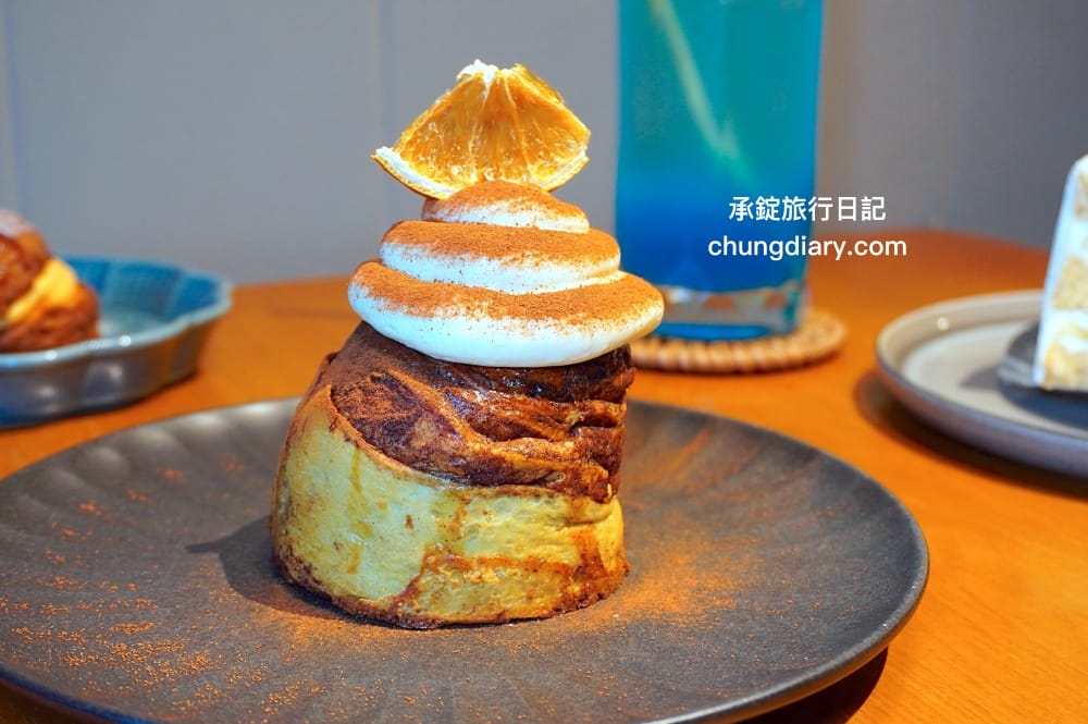 OZM 啢男咖啡甜點｜台中西區咖啡廳｜寵物友善有店狗柴犬！招牌必點肉桂捲、司康、戚風蛋糕。