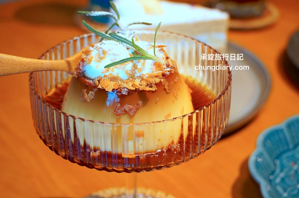 OZM 啢男咖啡甜點｜台中西區咖啡廳｜寵物友善有店狗柴犬！招牌必點肉桂捲、司康、戚風蛋糕。