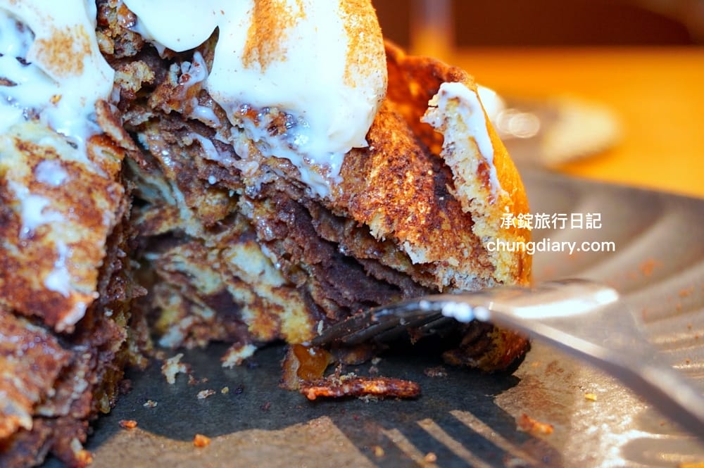 OZM 啢男咖啡甜點｜台中西區咖啡廳｜寵物友善有店狗柴犬！招牌必點肉桂捲、司康、戚風蛋糕。