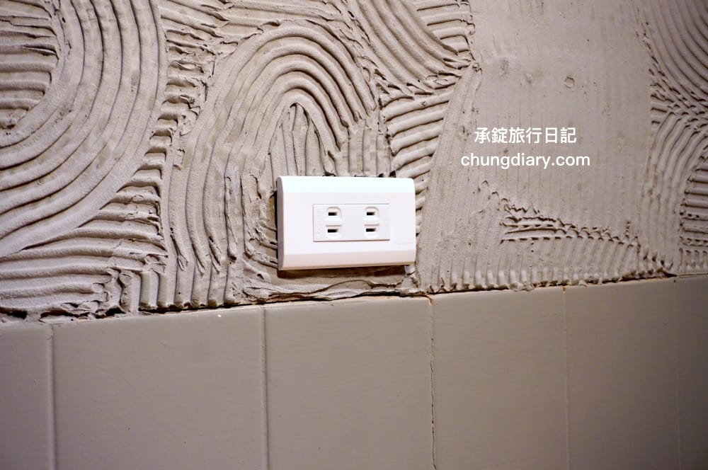 OZM 啢男咖啡甜點｜台中西區咖啡廳｜寵物友善有店狗柴犬！招牌必點肉桂捲、司康、戚風蛋糕。