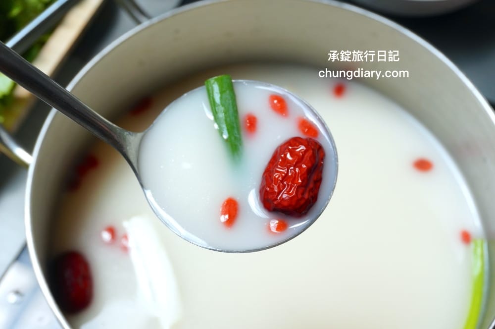 阿米石頭火鍋｜台中北屯松竹路｜最低318元起蔬菜火鍋料吃到飽！下午不休息～營業至凌晨2點！泰國明果冰淇淋、冰棒免費自助。