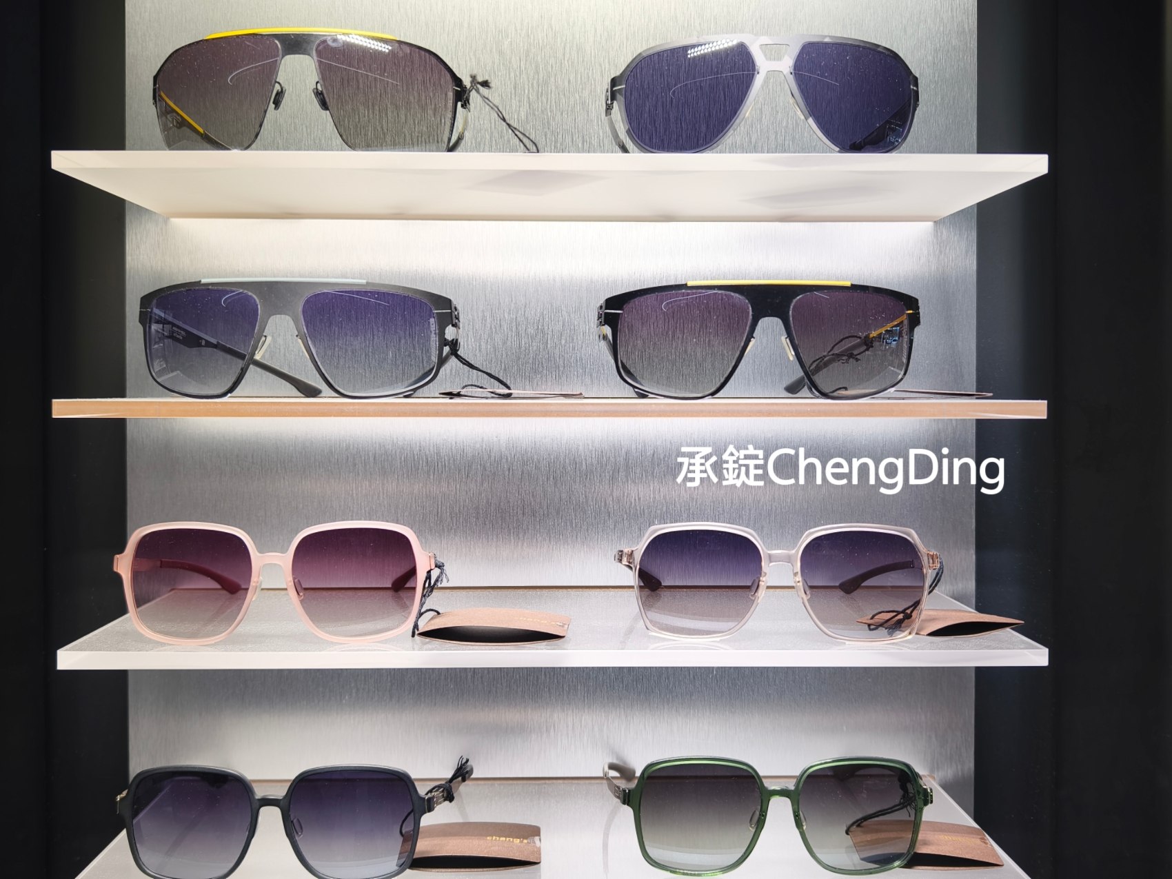 台南東區眼鏡行推薦【 明格眼鏡-長榮店 】蔡司優視力專家＋眼鏡款式超多。