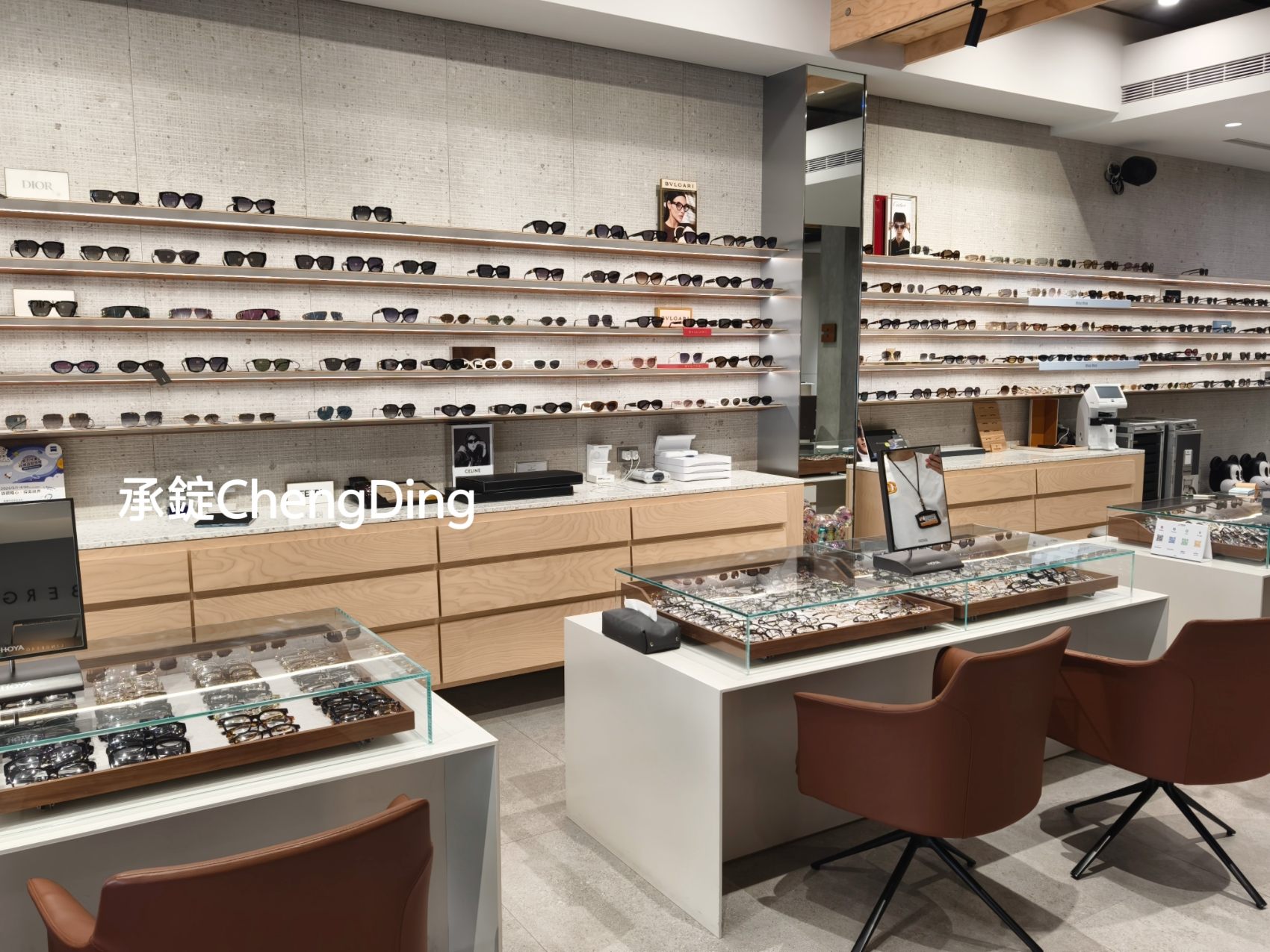 台南東區眼鏡行推薦【 明格眼鏡-長榮店 】蔡司優視力專家＋眼鏡款式超多。
