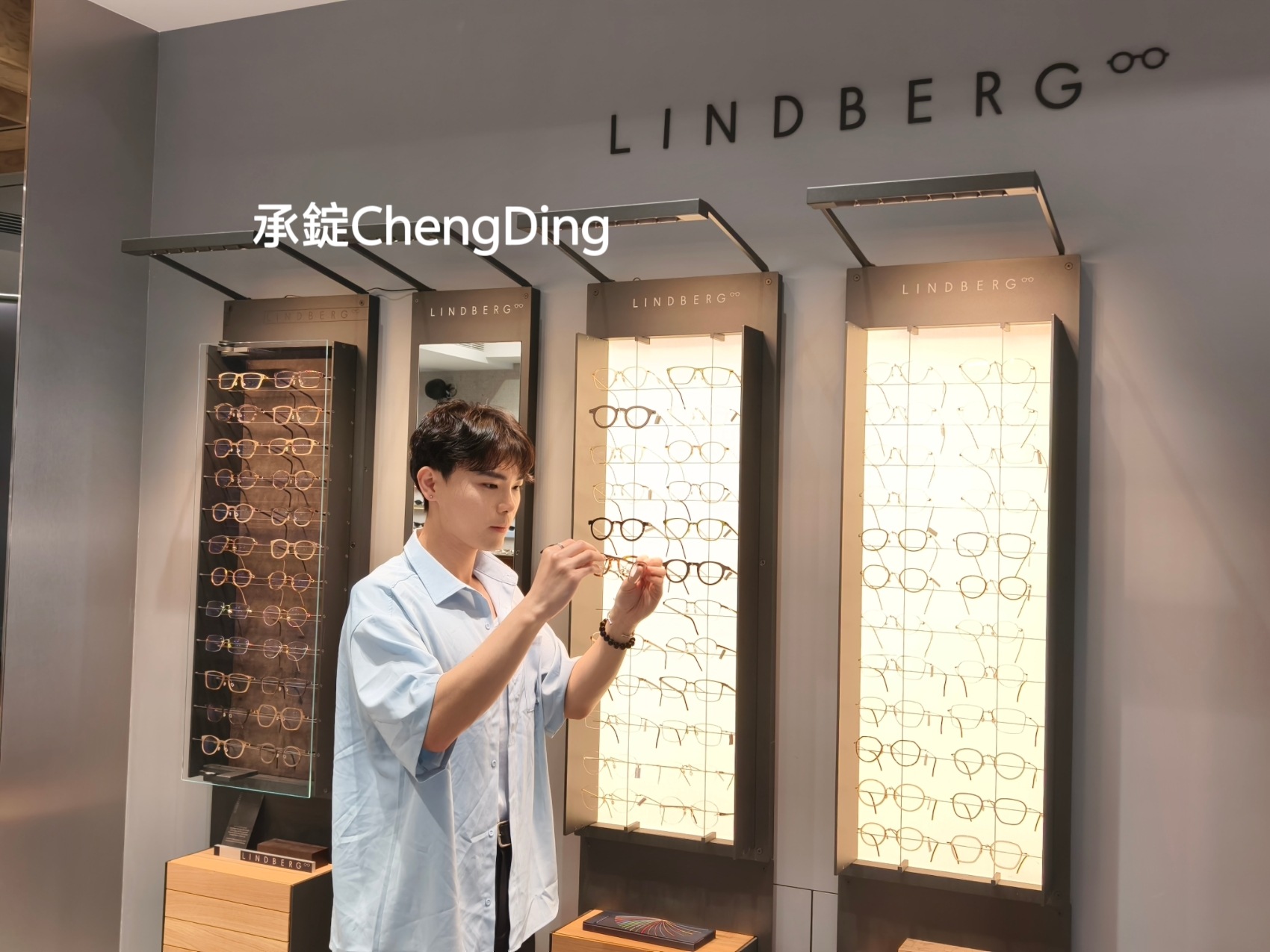 台南東區眼鏡行推薦【 明格眼鏡-長榮店 】蔡司優視力專家＋眼鏡款式超多。
