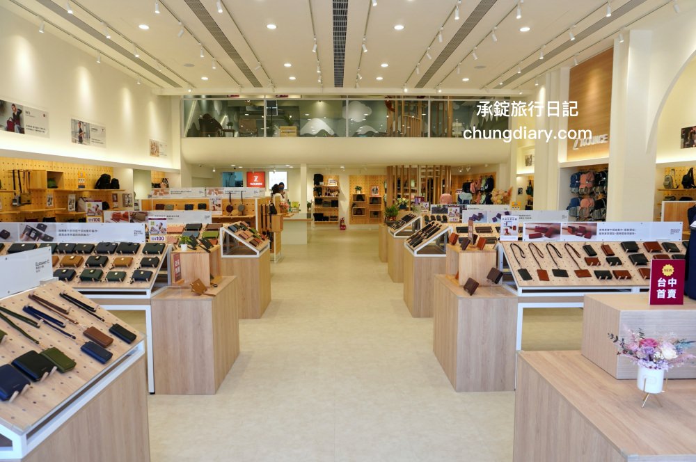 74OUNCE 全家人的包－台中向上店，真皮皮夾、後背包、手提包、側背包、質感小包…等，最貼近生活的簡約輕時尚，男款/女款/兒童書包一應俱全！附設兒童遊戲區免費開放。