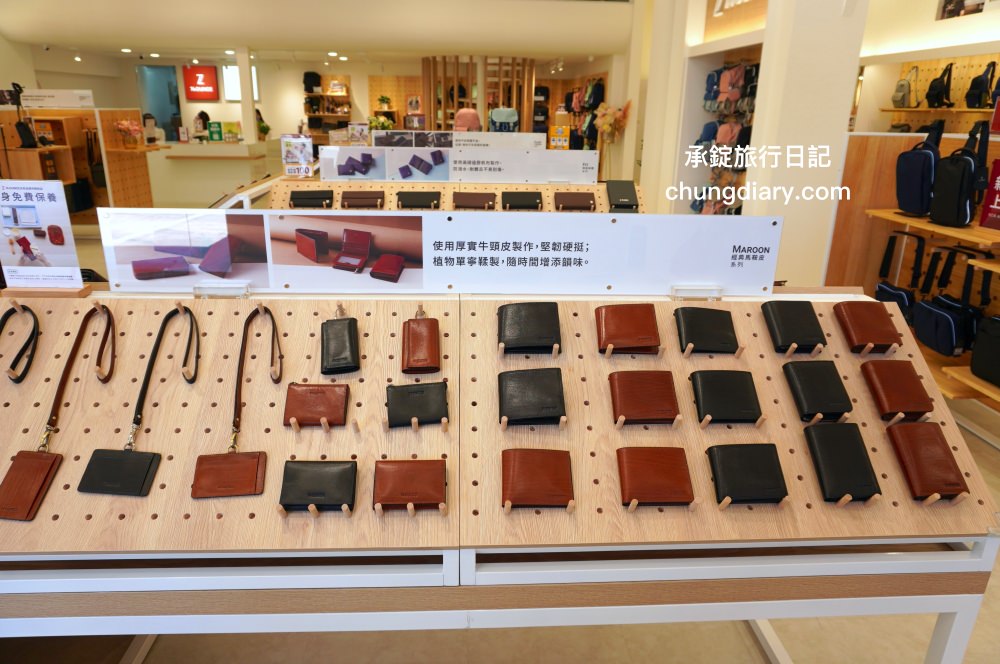 74OUNCE 全家人的包－台中向上店，真皮皮夾、後背包、手提包、側背包、質感小包…等，最貼近生活的簡約輕時尚，男款/女款/兒童書包一應俱全！附設兒童遊戲區免費開放。