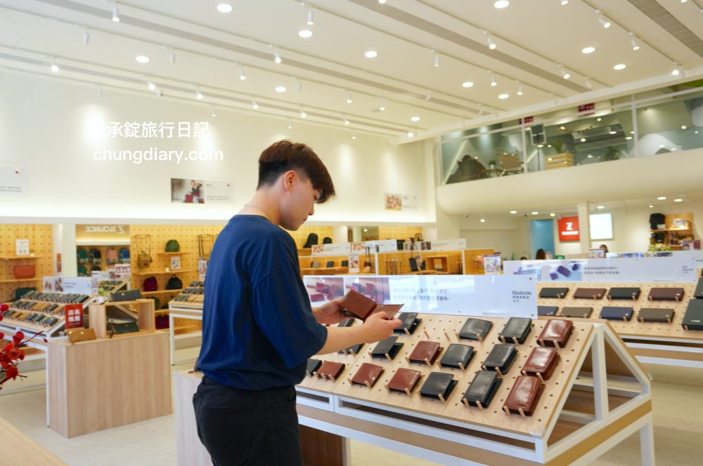 74OUNCE 全家人的包－台中向上店，真皮皮夾、後背包、手提包、側背包、質感小包…等，最貼近生活的簡約輕時尚，男款/女款/兒童書包一應俱全！附設兒童遊戲區免費開放。