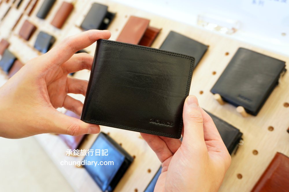 74OUNCE 全家人的包－台中向上店，真皮皮夾、後背包、手提包、側背包、質感小包…等，最貼近生活的簡約輕時尚，男款/女款/兒童書包一應俱全！附設兒童遊戲區免費開放。