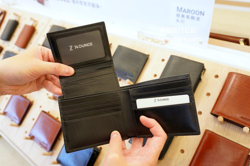 74OUNCE 全家人的包－台中向上店，真皮皮夾、後背包、手提包、側背包、質感小包…等，最貼近生活的簡約輕時尚，男款/女款/兒童書包一應俱全！附設兒童遊戲區免費開放。