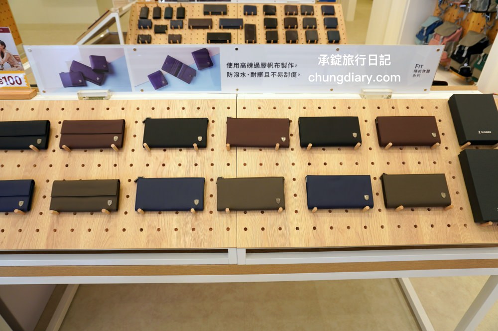 74OUNCE 全家人的包－台中向上店，真皮皮夾、後背包、手提包、側背包、質感小包…等，最貼近生活的簡約輕時尚，男款/女款/兒童書包一應俱全！附設兒童遊戲區免費開放。