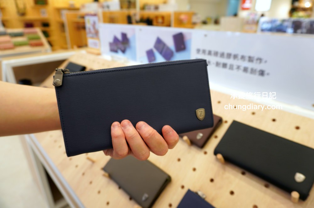74OUNCE 全家人的包－台中向上店，真皮皮夾、後背包、手提包、側背包、質感小包…等，最貼近生活的簡約輕時尚，男款/女款/兒童書包一應俱全！附設兒童遊戲區免費開放。