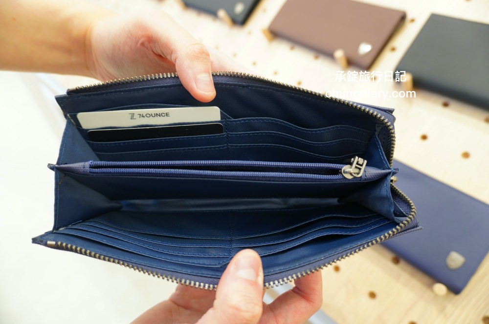 74OUNCE 全家人的包－台中向上店，真皮皮夾、後背包、手提包、側背包、質感小包…等，最貼近生活的簡約輕時尚，男款/女款/兒童書包一應俱全！附設兒童遊戲區免費開放。