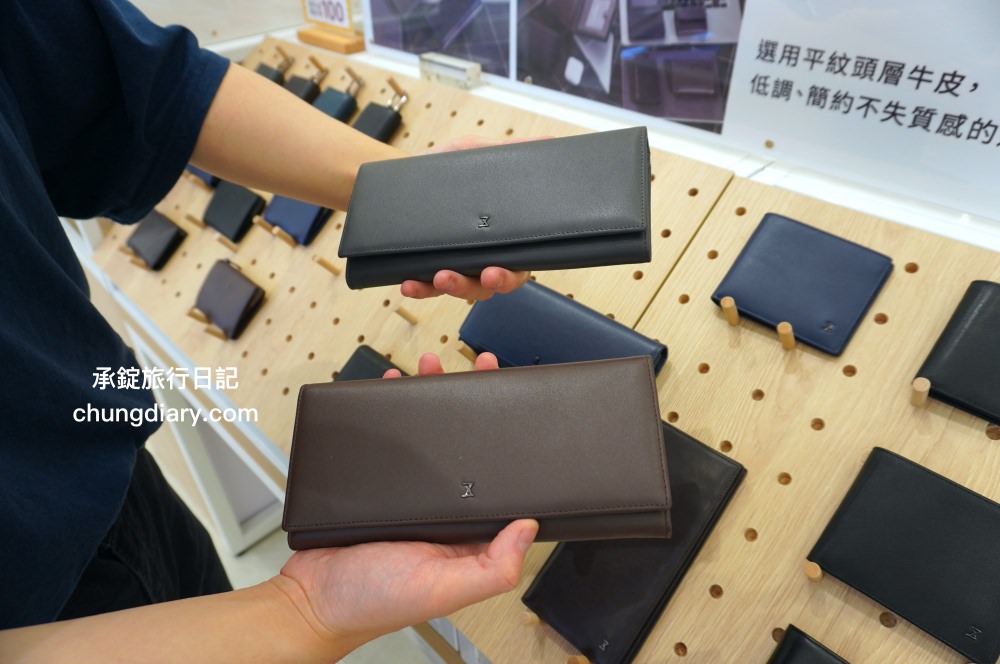 74OUNCE 全家人的包－台中向上店，真皮皮夾、後背包、手提包、側背包、質感小包…等，最貼近生活的簡約輕時尚，男款/女款/兒童書包一應俱全！附設兒童遊戲區免費開放。