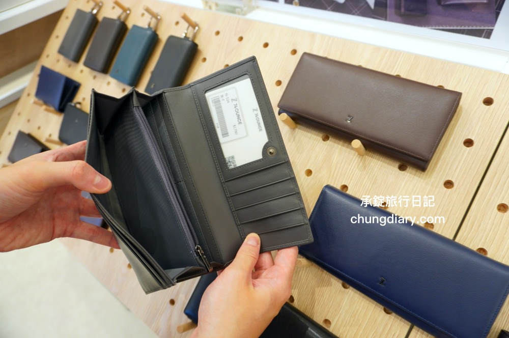 74OUNCE 全家人的包－台中向上店，真皮皮夾、後背包、手提包、側背包、質感小包…等，最貼近生活的簡約輕時尚，男款/女款/兒童書包一應俱全！附設兒童遊戲區免費開放。