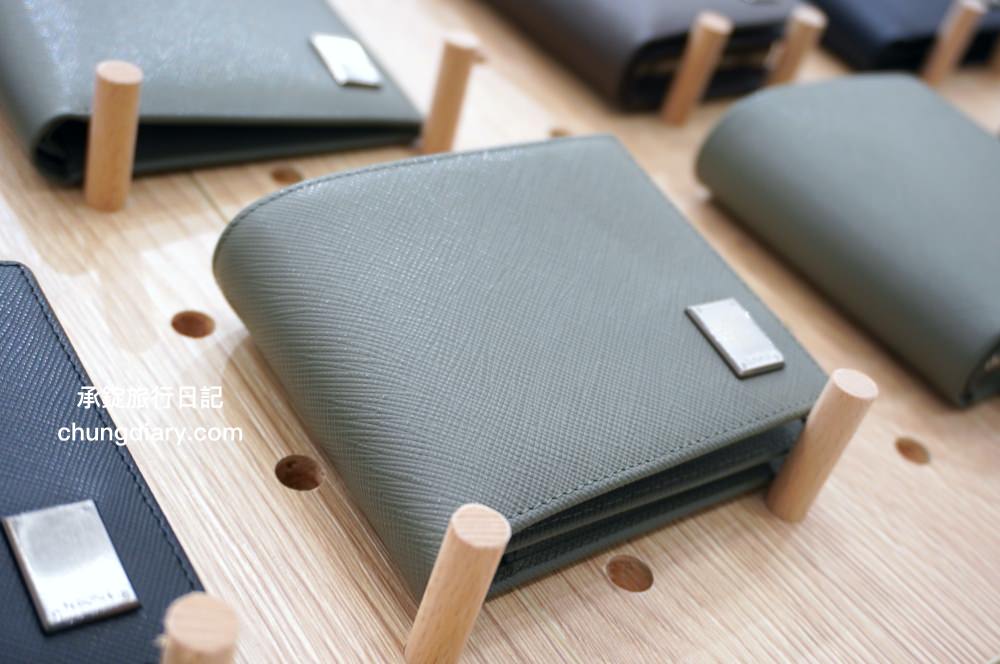 74OUNCE 全家人的包－台中向上店，真皮皮夾、後背包、手提包、側背包、質感小包…等，最貼近生活的簡約輕時尚，男款/女款/兒童書包一應俱全！附設兒童遊戲區免費開放。